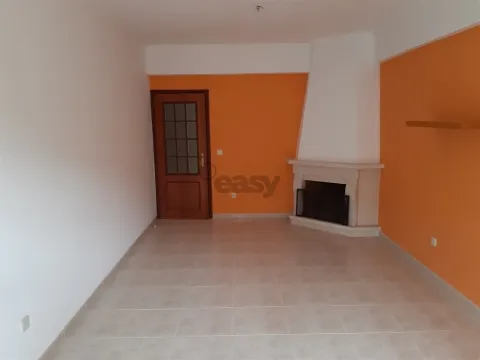 Apartamento T2 para arrendamento– Rua Cidade de Almada, Casal do Cotão, Cacém