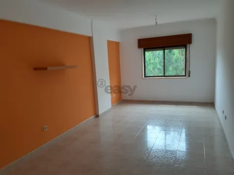 Apartamento T2 para arrendamento– Rua Cidade de Almada, Casal do Cotão, Cacém