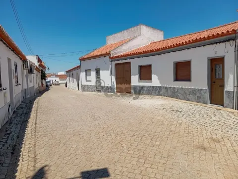 Moradia T4 em Brinches com garagem, quintal e terraço