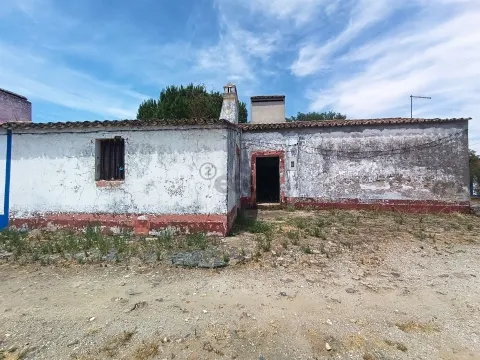 Moradia T2 para Recuperar – Monte da Ervideira de Baixo, Montemor-o-Novo