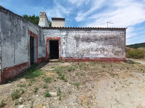 Moradia T2 para Recuperar – Monte da Ervideira de Baixo, Montemor-o-Novo