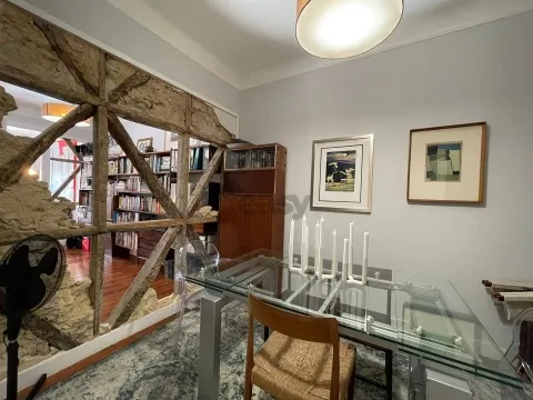 Na Av 24 de Julho, um Apartamento renovado e encantador no Centro de Lisboa