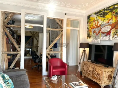 Na Av 24 de Julho, um Apartamento renovado e encantador no Centro de Lisboa