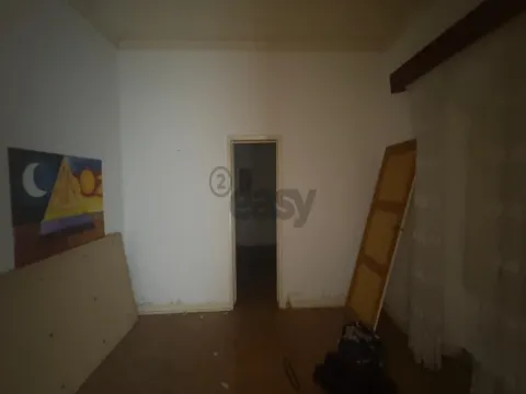 Moradia para remodelar com 8 divisões, 2 anexos e quintal, Castro Verde