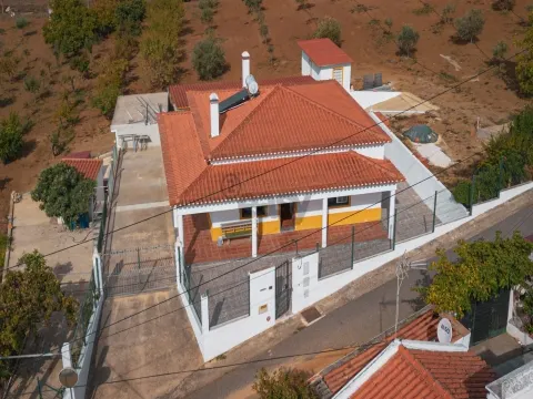 Moradia T2 com Terreno, armazém e parqueamento