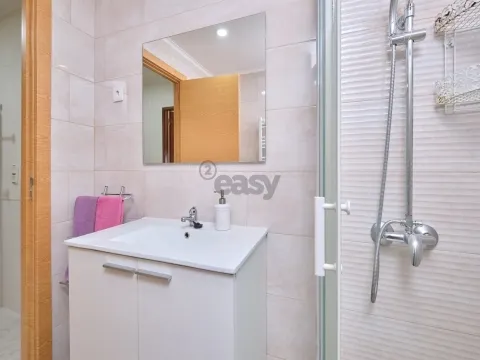 Apartamento T2 (T1+1) Duplex, 2 W/C´s, Remodelado com Varanda, Último Piso