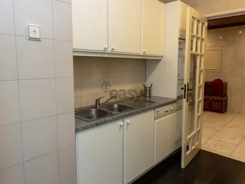 T2 com parqueamento na Rua Braancamp para arrendar