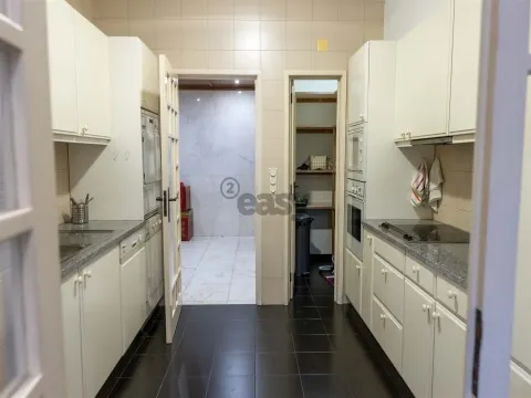 T2 com parqueamento na Rua Braancamp para arrendar