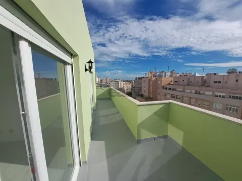 Apartamento T4 Duplex - Avenida de Fitares