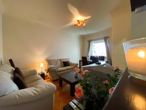 T2 totalmente remodelado equipado e mobilado para arrendar em Benfica, perto da Igreja.