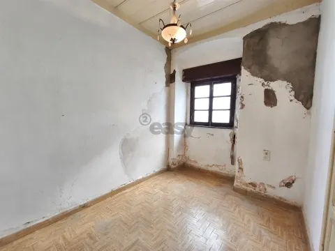 Apartamento T3 para remodelação na zona histórica de Alvalade Sado