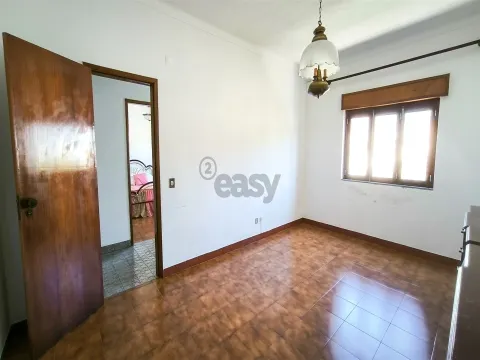 2 + 3 bedroom villa, single storey and detached with use of attic and backyard in Alvalade