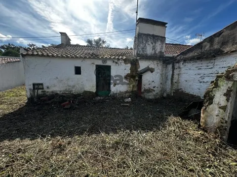 Vende-se Moradia para Recuperar em Mora com 5 divisões e Terreno com 1.800,00 M2