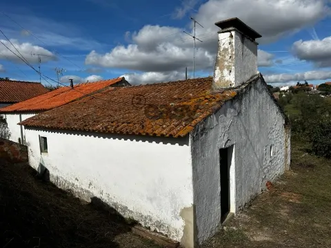 Vende-se Moradia para Recuperar em Mora com 5 divisões e Terreno com 1.800,00 M2