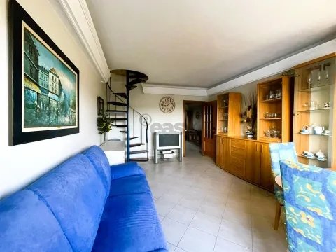 T2+1 luminoso com elevador em Tercena - Oeiras