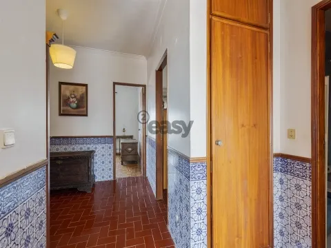 Apartamento T3 com parqueamento e arrecadação