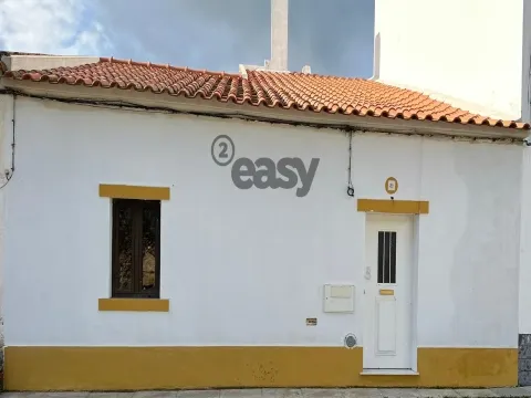 Moradia T2+2 remodelada com quintal no centro de Portel 127.500€