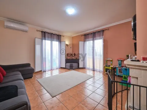 Moradia T4 de 3 pisos com garagem para 3 carros, piscina, painéis solares e tecnologia inteligente