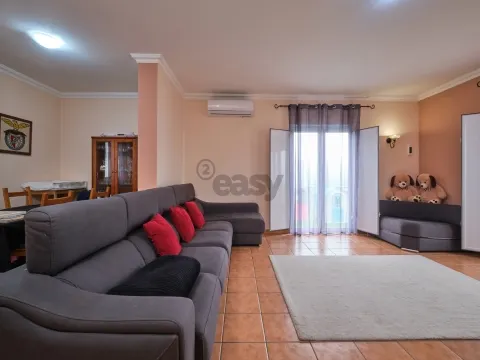 Moradia T4 de 3 pisos com garagem para 3 carros, piscina, painéis solares e tecnologia inteligente