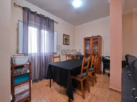 Moradia T4 de 3 pisos com garagem para 3 carros, piscina, painéis solares e tecnologia inteligente