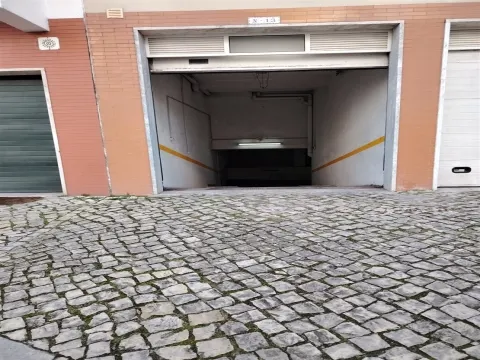 Garagem em Box junto Estação Amadora Este