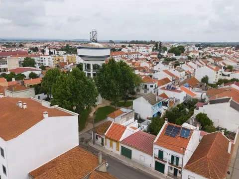 Moradia T3, 2 pisos para remodelar numa das zonas mais bonitas, Almeirim