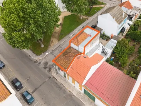 Moradia T3, 2 pisos para remodelar numa das zonas mais bonitas, Almeirim