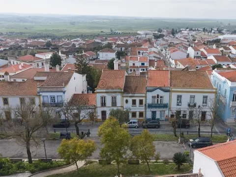 Casa Senhorial c/ 10 divisões remodelada em Rua Emblemática de Castro Verde