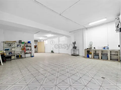 Warehouse/Closed Parking – 155 m² – Tapada das Mercês
