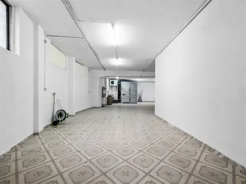 Warehouse/Closed Parking – 155 m² – Tapada das Mercês