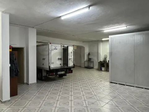 Armazém/Estacionamento Fechado – 155 m² – Tapada das Mercês