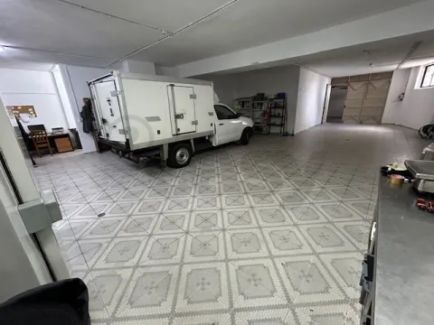 Armazém/Estacionamento Fechado – 155 m² – Tapada das Mercês