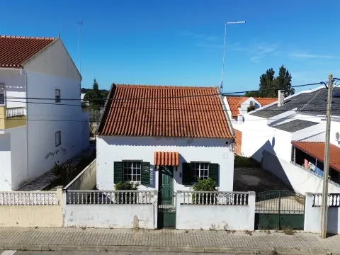 Moradia T2 com quintal e aproveitamento de sótão em Alvalade Sado