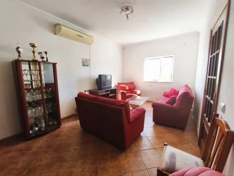 Moradia T2 com quintal e aproveitamento de sótão em Alvalade Sado