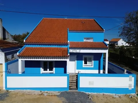 Moradia T2 com Garagem Dupla e Espaço Exterior em Ermidas-Sado