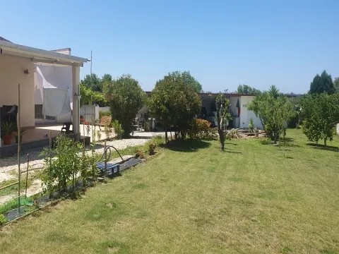 Moradia com 4 quartos, e em edifício separado escritório e garagem