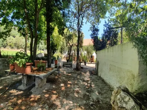 Moradia inserida em terreno com 31880 m²