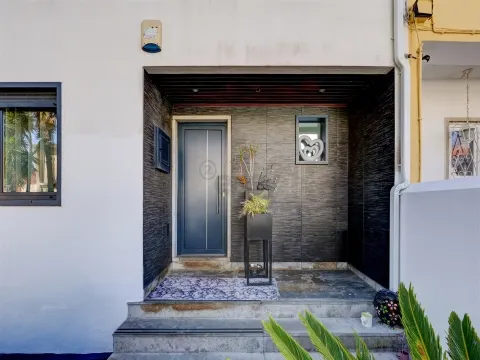 Moradia no Algueirão, remodelada, próxima da estação de comboio