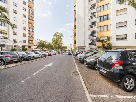 Apartamento T3 com Parqueamento e Arrecadação