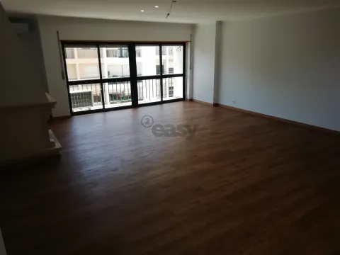 Apartamento T3 com Garagem e Arrecadação 