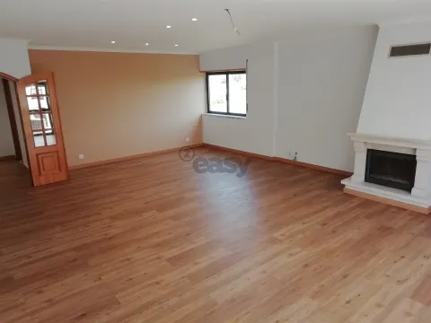 Apartamento T3 com Garagem e Arrecadação 