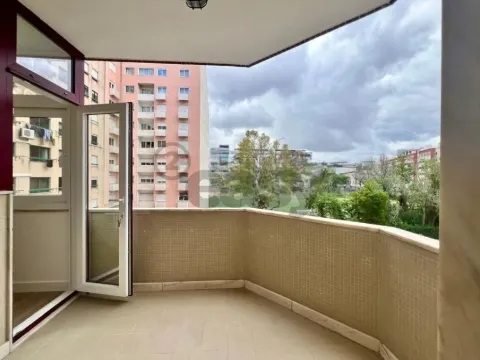 T3 nas Laranjeriras com lugar garagem e arrecadação