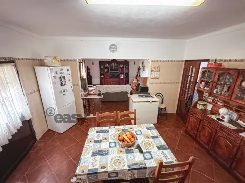 ÉVORA - Moradia T4 com Garagem Box e Logradouro em São Bartolomeu do Outeiro