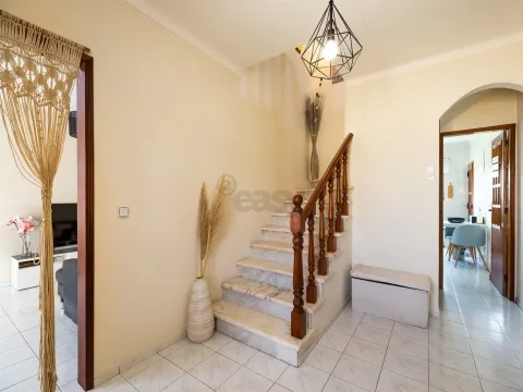 Moradia T4+2 com três pisos, com excelente distribuição de espaços