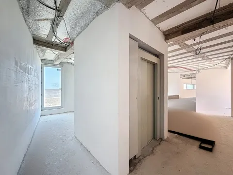 Moradia Minimalista de Luxo com Vista Panorâmica – Calheta