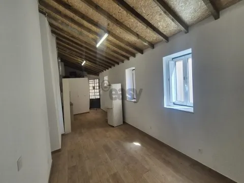 Armazém/comércio com 60m2 em Arroios com hipótese de transformação