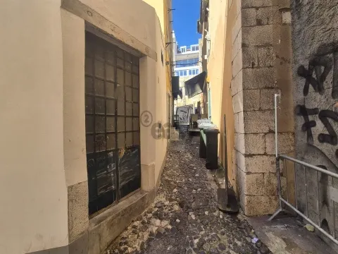 Armazém/comércio com 60m2 em Arroios com hipótese de transformação