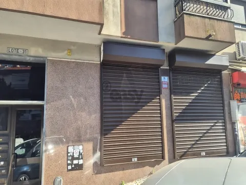 Loja 30m² com excelente localização na Ramada, Odivelas