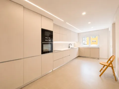 T3 com excelentes áreas com acabamentos de excelência em Nova Carnaxide
