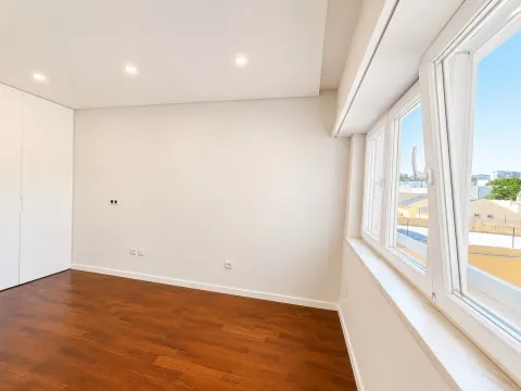 T3 com excelentes áreas com acabamentos de excelência em Nova Carnaxide